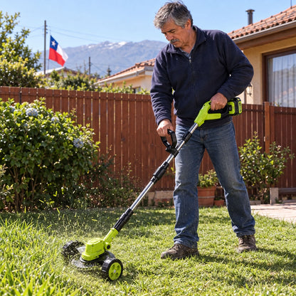 Podadora inalámbrica cortando el pasto en el patio de una casa en Chile